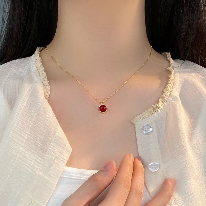 Изысканное красное круглое ожерелье для женщин, роскошное и роскошное, демонстрирующее белый темперамент, универсальная цепочка на ключицу