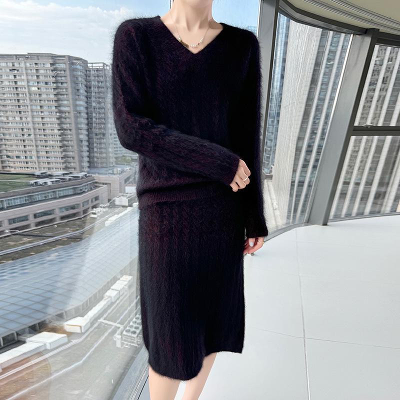 Двухпредметный набор из норкового бархатного трикотажа с V-образным вырезом - Лонгслив со жгутами и юбка для осени/зимы.