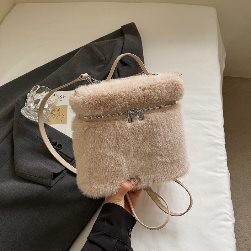 Casual Plush Simple Cute Girl Style Fashion Foreign Style Commuting 2025 Autumn New Women's Shoulder Bag