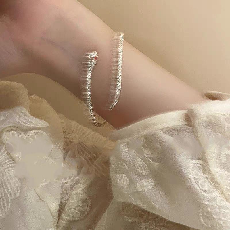 Серебряный браслет-манжета «Серебряный змей»: Минималистичный регулируемый дизайн с деталью в виде красных глаз - Высококачественный текстурированный браслет