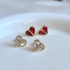 Милые минималистичные серьги-пусеты в форме сердца с красным цирконом