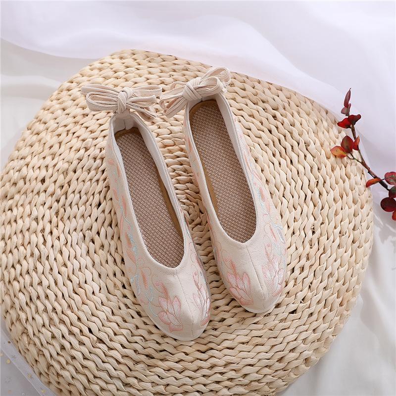 Весной и осенью Melaleuca старинные вышитые женские туфли приобретают деформированную голову Джокера в стиле ретро.