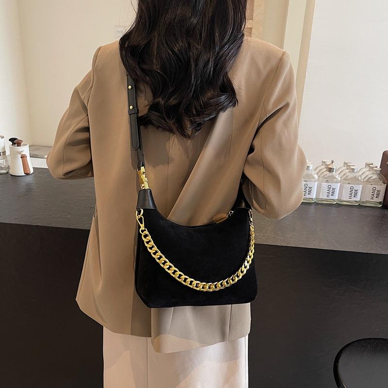 В этом году популярная цепочная маленькая сумка женская 2025 новая мода портативная сумка-пельмень весна и лето универсальная сумка-мессенджер для поездок на работу