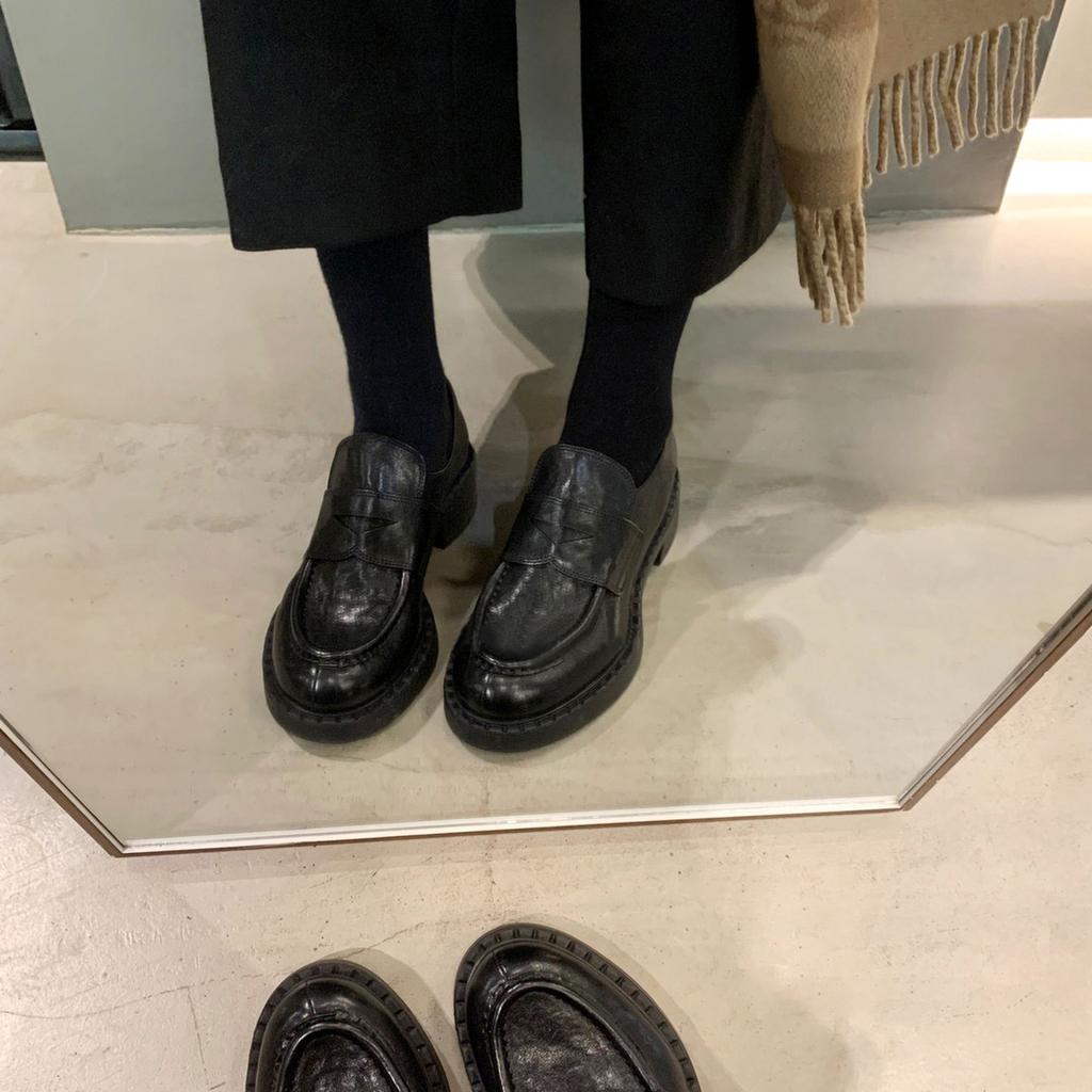 Женские кожаные лоферы на платформе 2025 осень новые черные с круглым носком на толстом каблуке одинарная обувь ретро британский стиль маленькие кожаные туфли