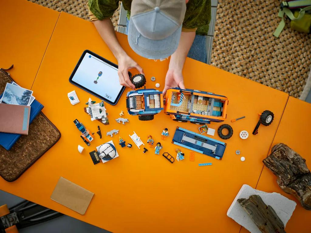 LEGO® City Научно-исследовательский грузовик полярного исследователя 60471 5 минифигурок исследователей и 3 фигурки арктических волков Возраст 8+ 1064 детали