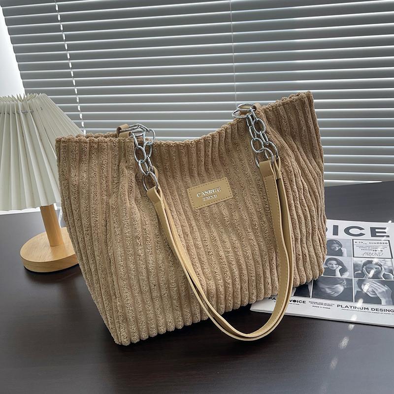 Large Capacity Velvet Chain Tote Bag For Women With Zipper Closure For Daily Use