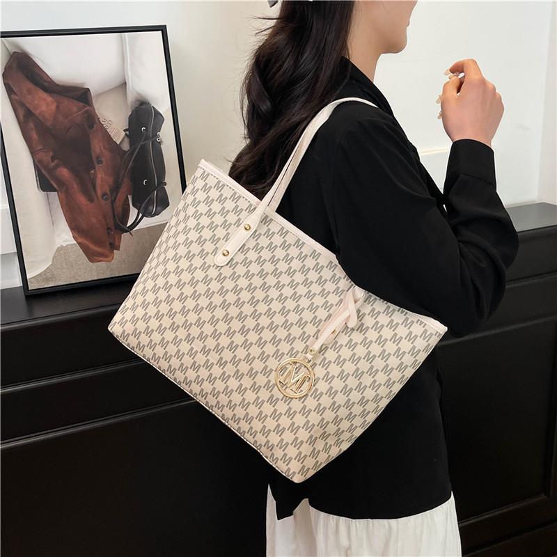 Женская модная сумка-тоут для通勤 2025 года большой вместимости высокого класса с дизайном в виде букв.