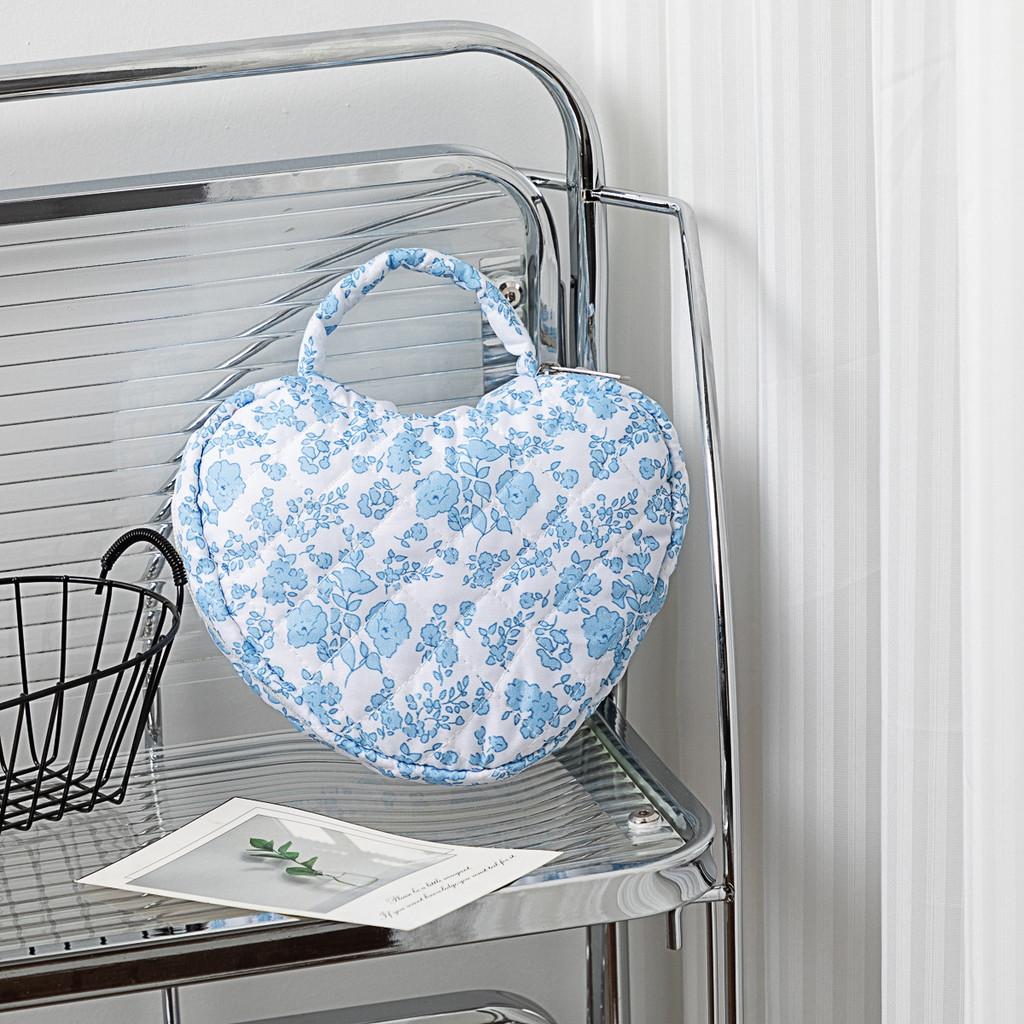 Floral Woman Travel Makeup Bag With Large Capacity And Quilted Design For Home Storage