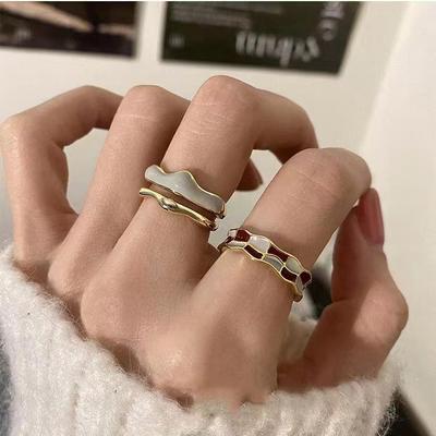 Женское двухслойное кольцо с французским ретро-шахматным узором и капельной глазурью — уникальное, стильное, универсальное.