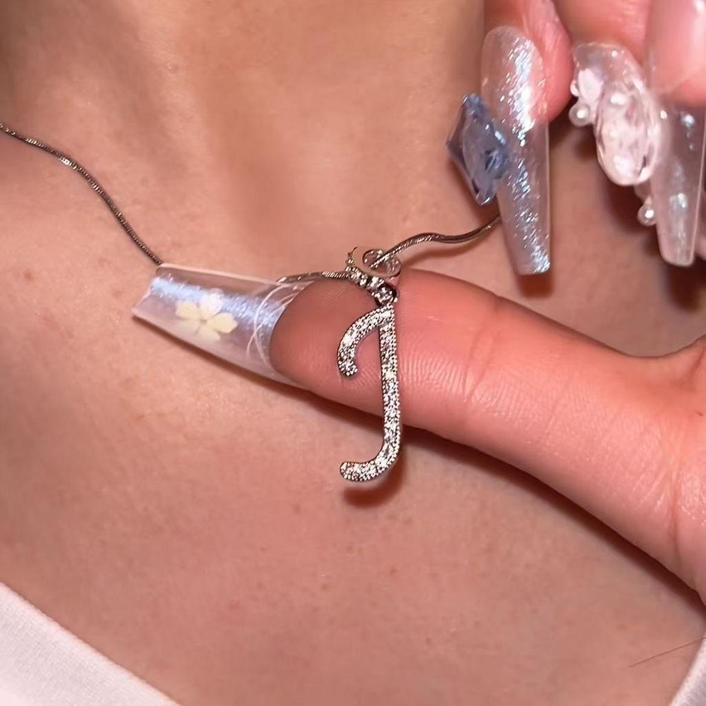 Королевский двор - Ожерелье в стиле «Дрянные девчонки» - Набор подвесок: Крест, Корона и Римская цифра, полностью покрытых цирконием - Роскошный позолоченный медный чокер для женщин