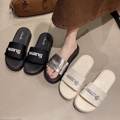 Супер огонь крутые тапочки новые маленькие ноги интернет-знаменитости 2025 тапочки на толстой подошве женские летние не устают увеличивать рост th