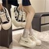 Модный взрыв универсальная платформа белые туфли женская верхняя одежда 2025 новые популярные весна и лето ретро легкие высокие туфли для доски