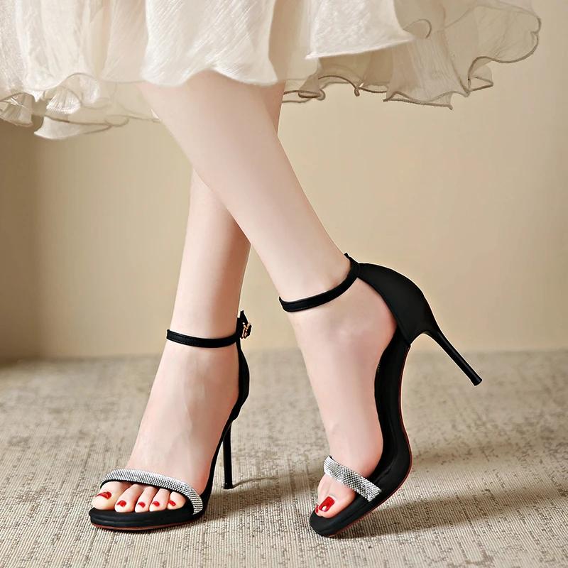 2024 Новые модные универсальные популярные летние женские босоножки на шпильке с открытым носком, темпераментные украшения из страз Zapatos