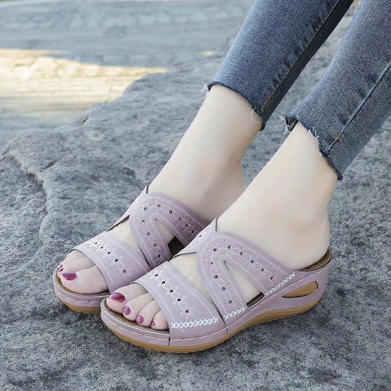 Удобные женские босоножки на танкетке с супинатором и цветочной вышивкой