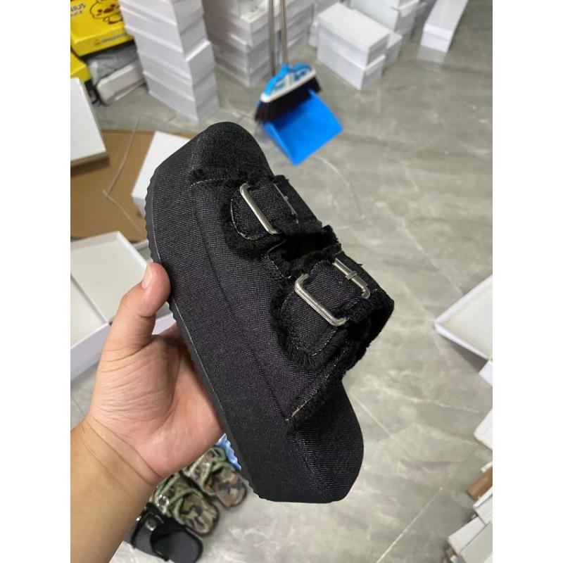 Большие сандалии с пряжкой на ремне из джинсовой ткани и жатым ремнем для женщин, которые носят тапочки на толстой подошве снаружи