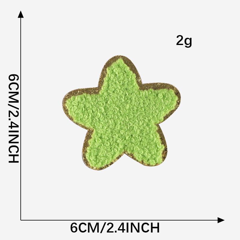 Полотенце из синели с золотой окантовкой, вышитыми нашивками в виде молний и радуги