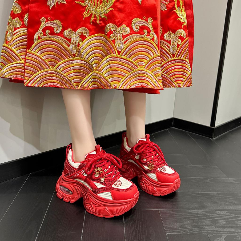 Свадебные туфли Xiuhe женские 2025 новые летние сетчатые дышащие кроссовки на платформе, увеличивающие рост, спортивные красные туфли для невесты