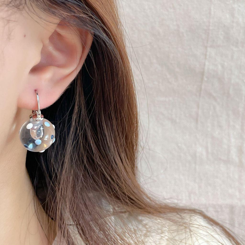 Элегантные серьги-шарики в голубой горошек с серебряной иглой — свежий и простой дизайн из смолы для женщин