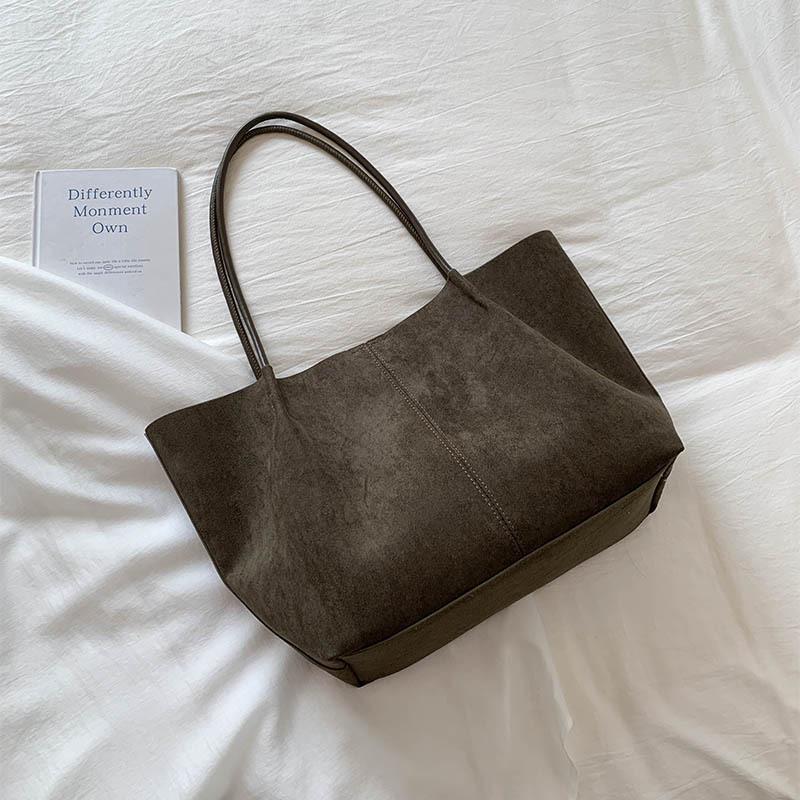 Матовая ретро сумка женская большой вместимости 2025 новая осень и зима универсальная на одно плечо сумка для мамы и ребенка сумка-тоут для поездок на работу