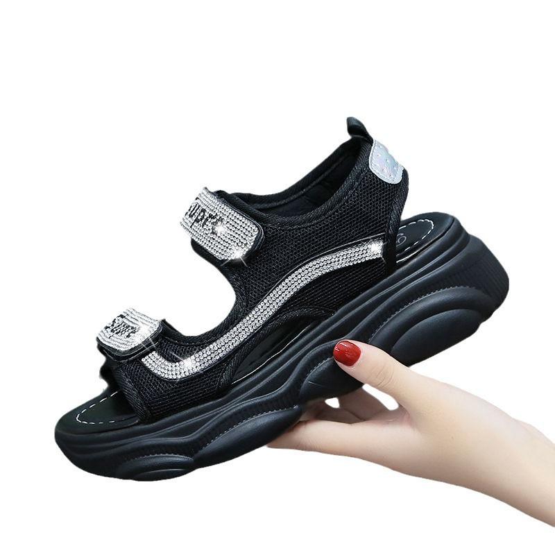 Сандалии на платформе Muffin женские ins tide 2025 новые летние туфли для пап в стиле интернет-знаменитости повседневные туфли на плоской мягкой подошве с яркими бриллиантами