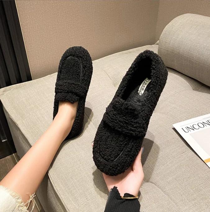 Модные зимние белые шерстяные туфли женские роскошные туфли на плоской подошве с пряжкой женские плюшевые мокасины из овечьего меха утолщенные пушистые мокасины женские хлопковые туфли