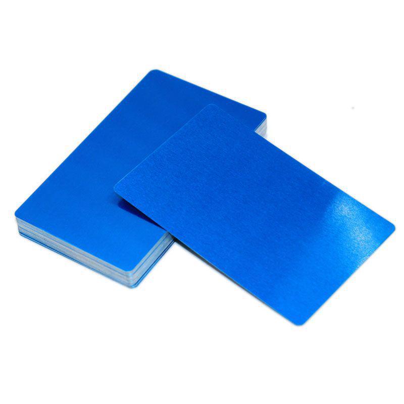 Лазерно-гравировальный станок для алюминиевых металлических визиток в синем, черном, золотом и красном цветах