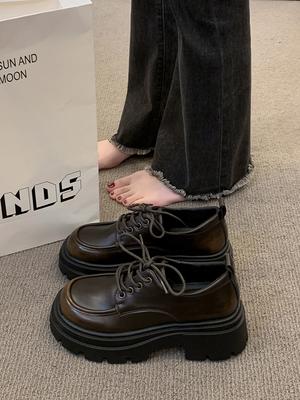 Мода Briti Sle Женские лоферы Дизайн с толстой подошвой Универсальная мода Одинарные туфли Повседневный круглый носок Высокий каблук Резиновая подошва