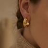 Серьги-гвоздики из нержавеющей стали C-образной формы с плиссированной текстурой, покрытие 18 карат золотом, модные и высококачественные, простые и незаменимые для повседневной носки