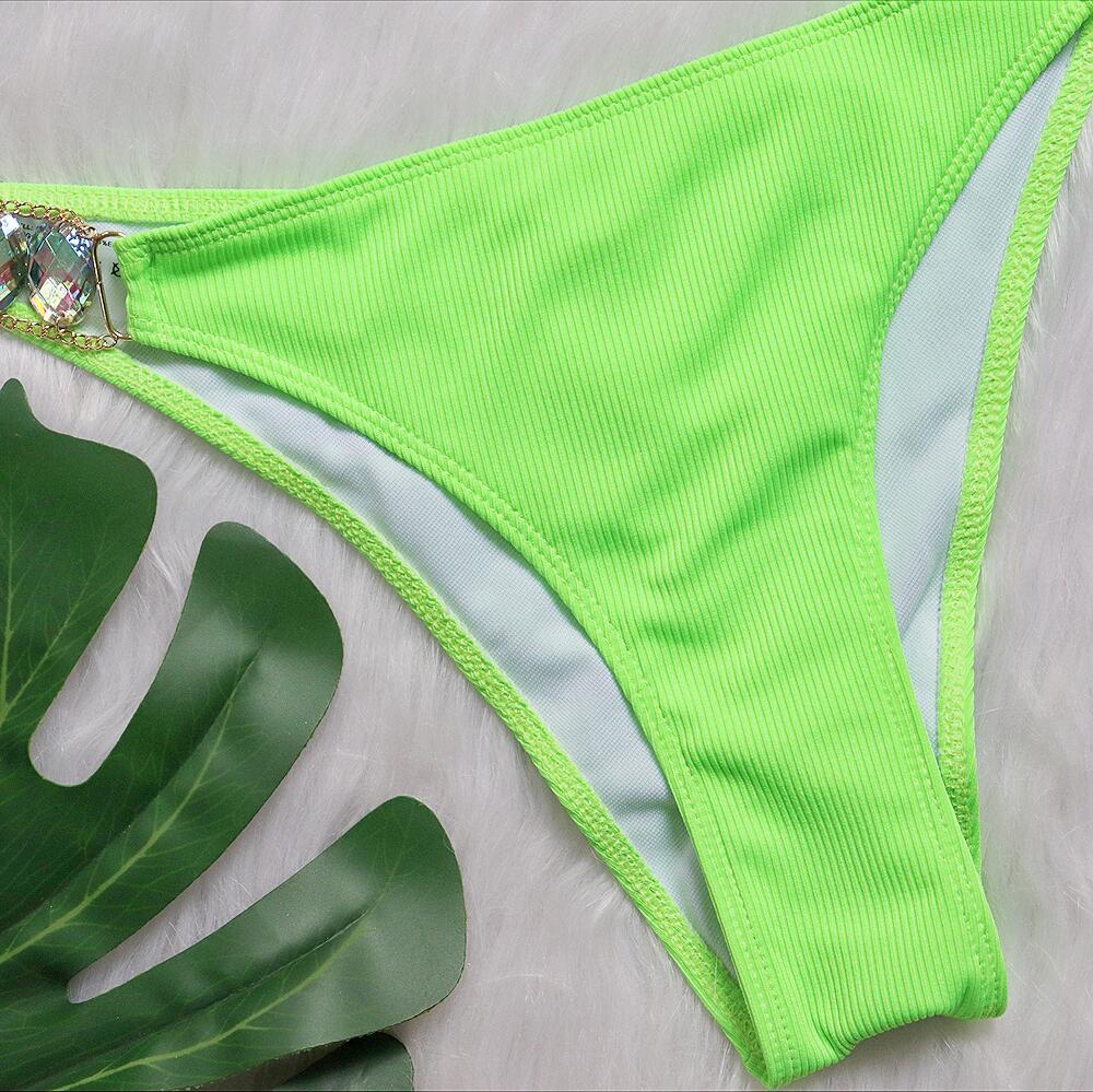 Бикини с однотонным разрезом на бретельках и ромбовидным купальником