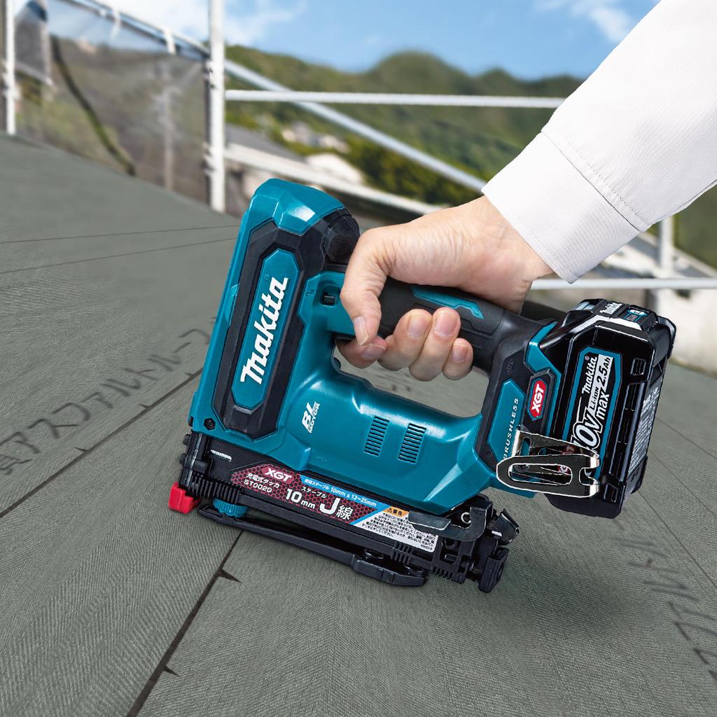 Makita 4 мм Аккумуляторный 40 В макс. с 2 и Степлером ST001GRDX, 2,5 Ач, Аккумуляторы, Зарядное устройство, Кейс,