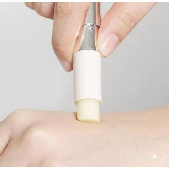 Rejuran Успокаивающий бальзам для губ Healer 3,7 г, c-PDRN и ингредиенты с маслом ши обеспечивают достаточное количество питательных веществ и увлажнения для сухих и потрескавшихся губ.