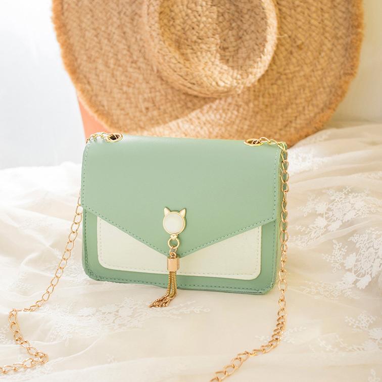 Свежая и милая модная сумка. Маленькая квадратная сумка. Универсальный клатч контрастного цвета.