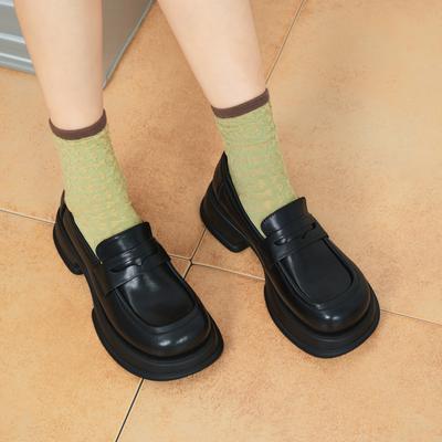 Весенне-летняя женская обувь на платформе. Завышенные лоферы. Маленькие кожаные туфли в британском стиле. Мокасины на блочном каблуке. Повседневные универсальные туфли на одной педали.