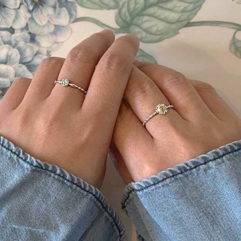 Серебряное кольцо Ollia с натуральным бриллиантом и цветком маргаритки