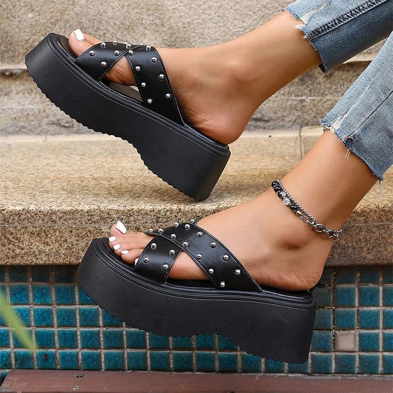 Модные туфли на массивной платформе с заклепками в панк-стиле, женские летние 2025, черные из искусственной кожи, сандалии на танкетке, женские нескользящие на толстой подошве, Sandalias Mujer