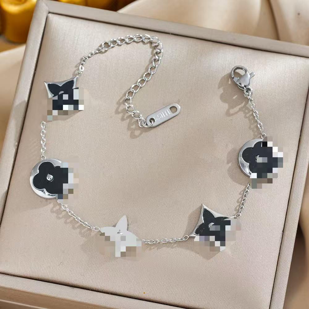 Браслет из титана с покрытием из 18-каратного золота 'Четырехлистный клевер' - Универсальный, не выцветающий, модный аксессуар класса люкс с перламутровыми акцентами