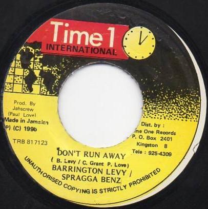 7-дюймовая пластинка BARRINGTON LEVY & SPRAGGA BENZ - Don't Run Away TRB817123 Время 1 Internat 1995 Ямайка Регги, Ска и Даб Б/У