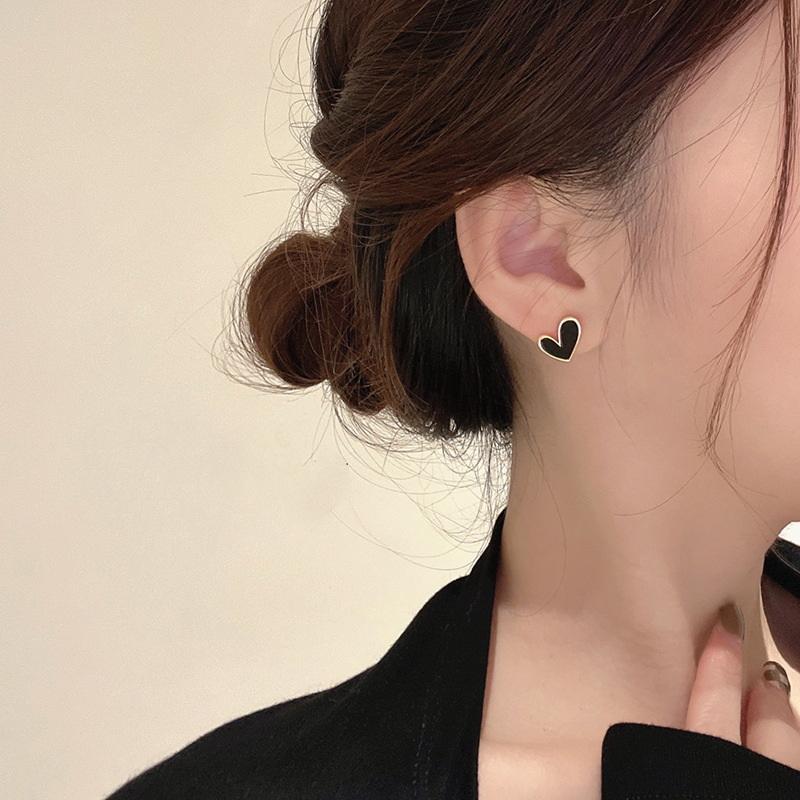Korean Sweet Cute Black White Love Heart Small Stud Earrings Delicate Enamel Heart Women's Earrings Party Fashion Jewelry
