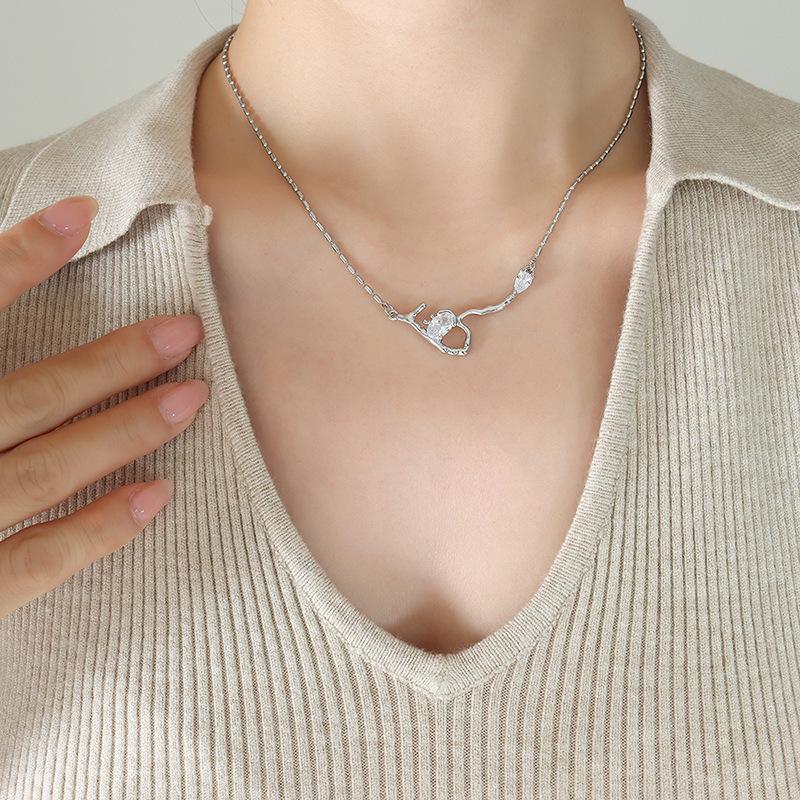 Стиль Уникальный дизайн Титановая сталь Позолоченное ожерелье, латунный кулон в форме корня с цирконием Персонализированные ювелирные изделия