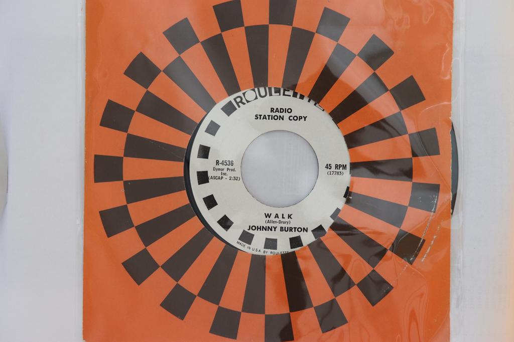 7inch Record JOHNNY BURTON (3) - Walk/Somewhere Along The Way R4536 Roulette 1963 US Rock Used