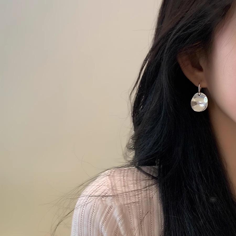 Серьги с плиссированной текстурой в корейском стиле для женщин - Простой модный дизайн, вдохновленный блогерами