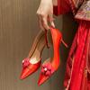 2024 Элегантные цветы Женский дизайн Высокий каблук Французский стиль Высококачественные туфли-шпильки Вечерние свадебные туфли Красные белые туфли для невесты