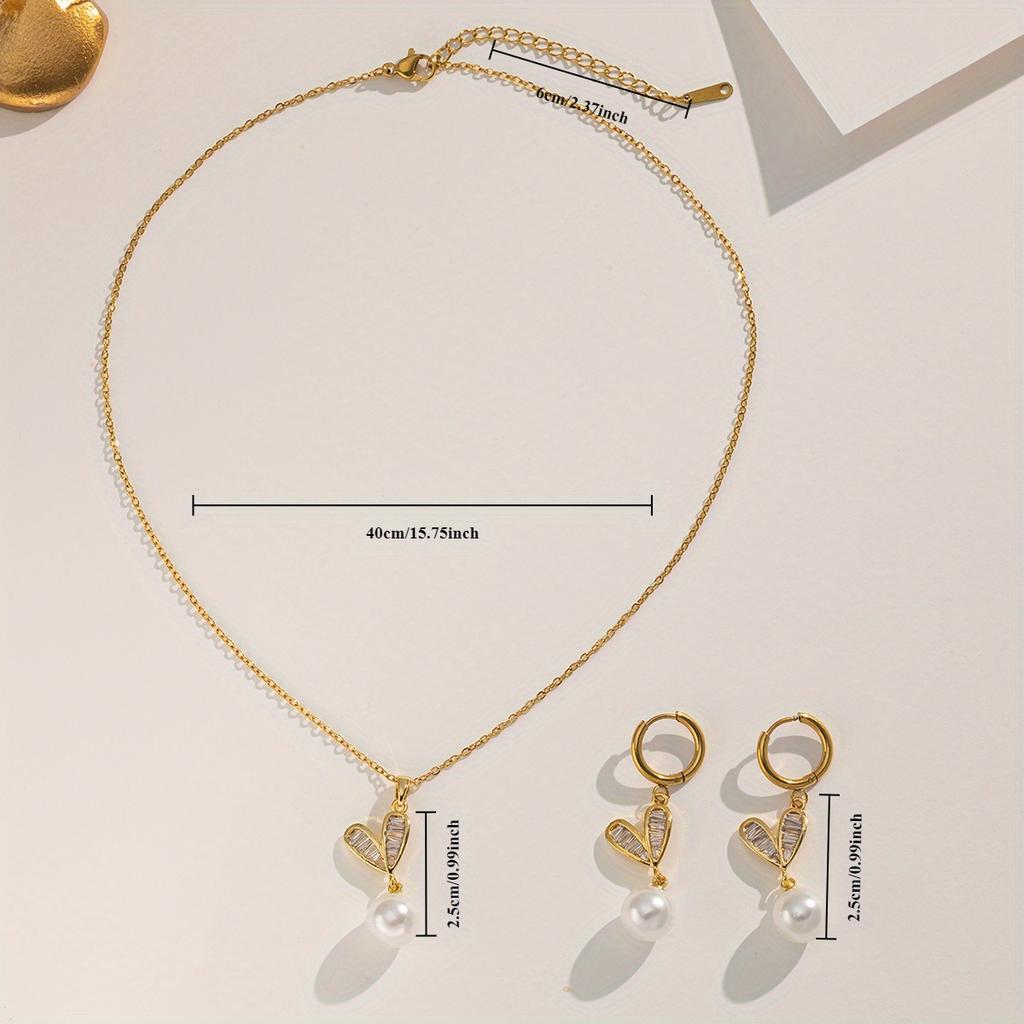 A set of gold stainless steel chains with gold-plated cubic zirconia leaf pendants and pearl necklaces, creative design