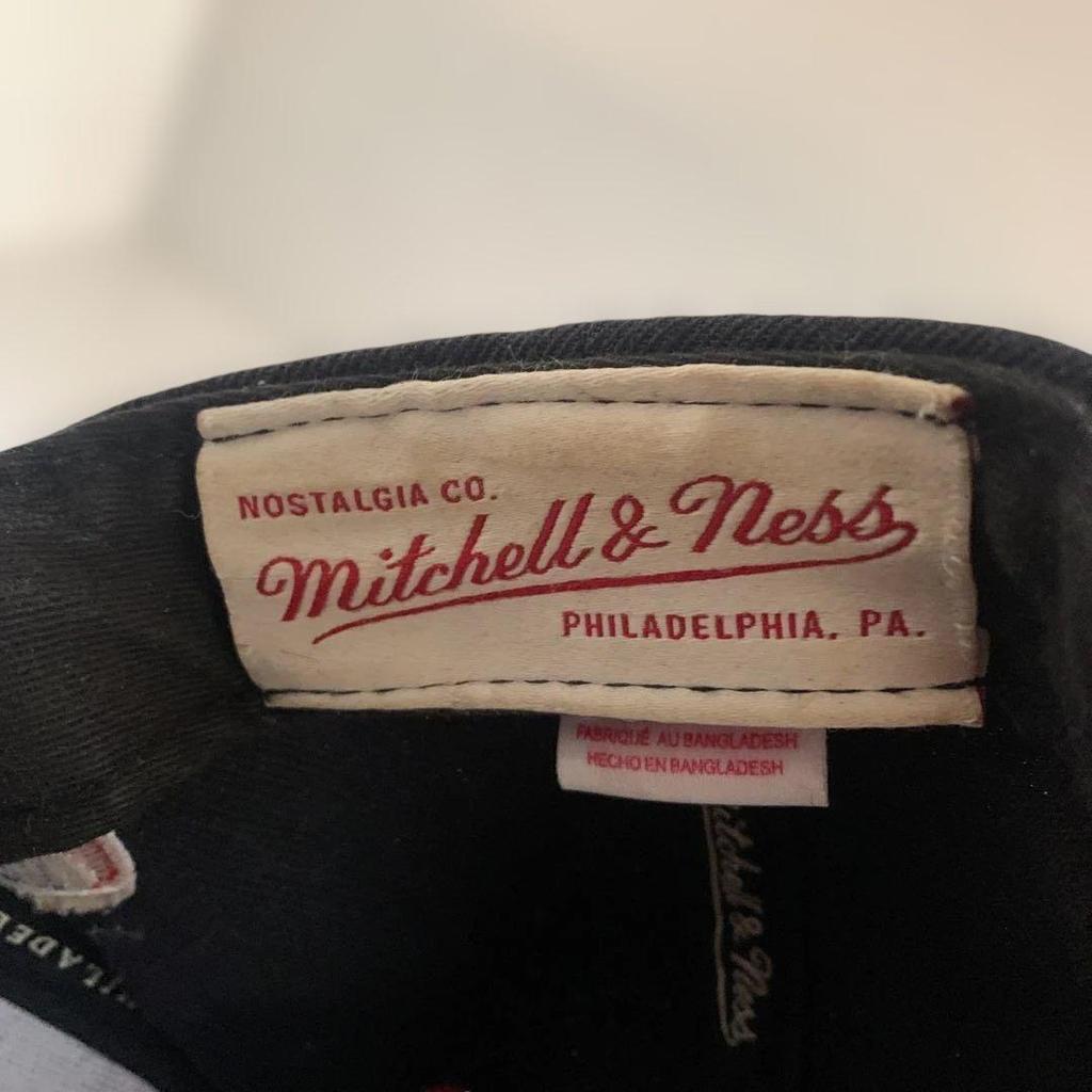 Использованные 2 кепки Mitchell & Ness Chicago Bulls