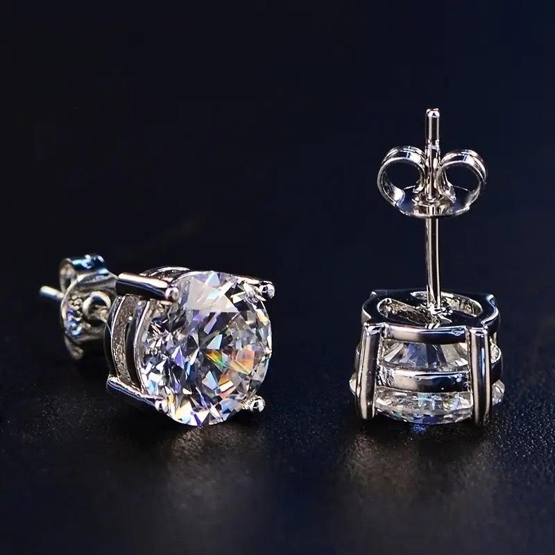 Серьги-гвоздики из стерлингового серебра с круглыми камнями кубического циркония в классическом четырехлапковом креплении для повседневного ношения и особых случаев