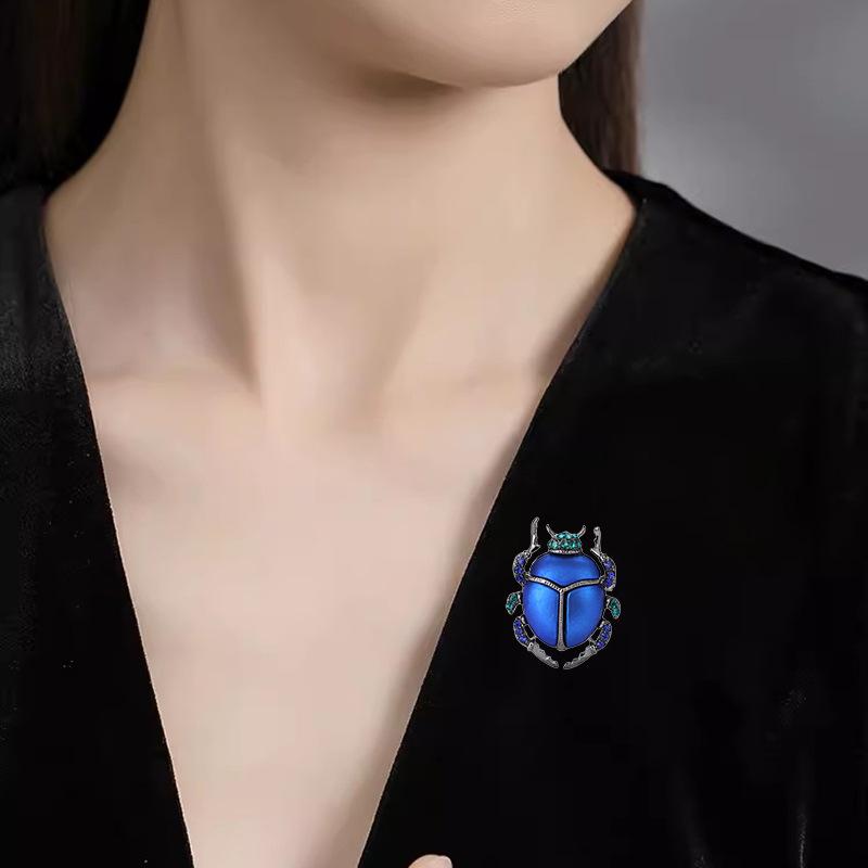 Beetle Brooch Creative Insect Brooch Niche Design Anti-Light Pin Suit Accessories