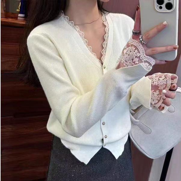 Женский корейский вязаный кардиган с кружевом в стиле пэчворк с V-образным вырезом: Новый свободный крой для осени/зимы 2025 - Универсальный свитер-пальто для ношения под верхней одеждой