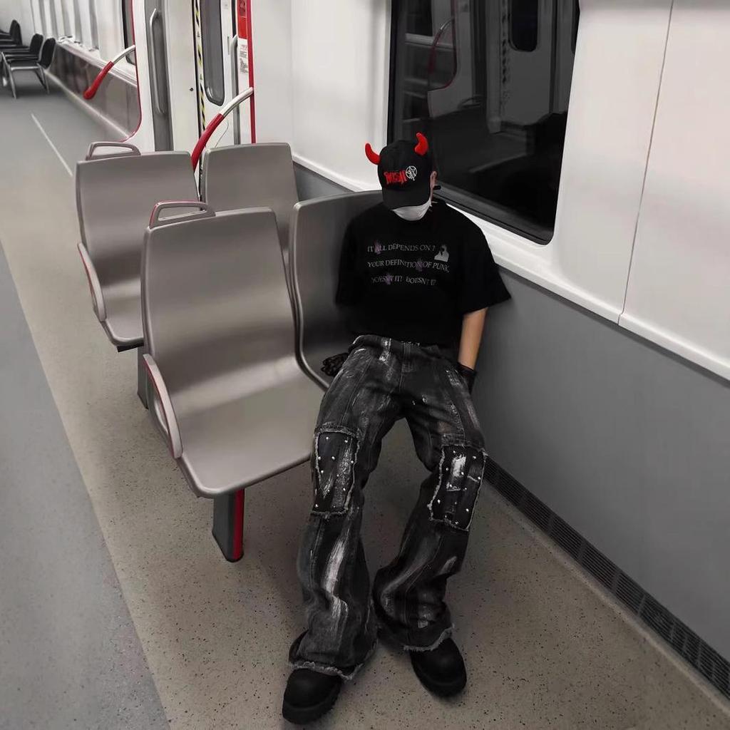 Clean-Fit Men's Distressed Loose Straight-Leg Jeans with Deconstructed Metal Rivets and Micro Flare Design