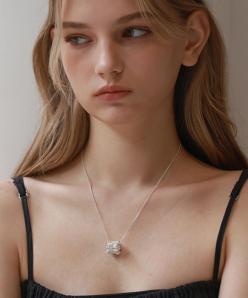 Reindeer Murmur Necklace 01