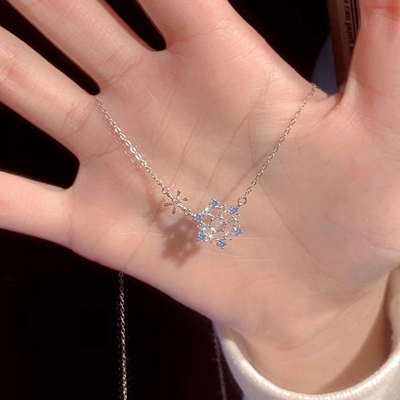Snowflake Necklace Women's Light Luxury Niche Romantic Girl Heart Clavicle Chain Fashion Temperament Commuter Stainless Steel